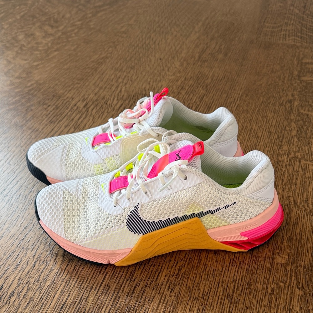 Nike Metcon 7.5 Women's White and Pink Athletic Shoes barely worn EUC
